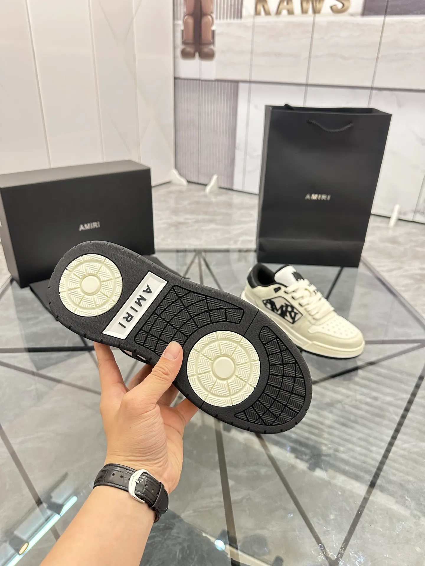 Men's shoes: 💰P660¥ Guangzhou top quality Product trademark: AMIRI* "Amir*" low-top casual shoes Regular size: 39-44 (can be customized to 45) Product material: upper imported first-layer cowhide stitching original material, breathable lining, original outsole. Number: 525